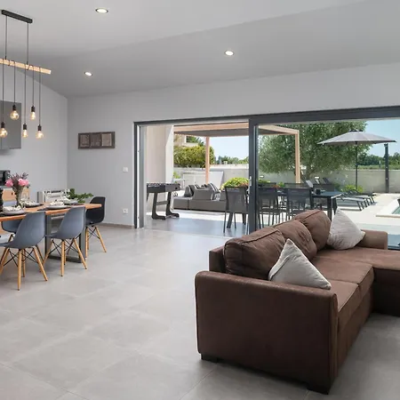 Esti Villa *